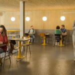 Impact Hub se instaló en España hace más de una década y se ha convertido en una referencia en este tipo de oficinas dentro de nuestro país. Usa fuentes de energía 100% renovables y su plantilla es igualitaria