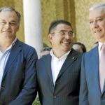 Esteban González Pons (i), el ex dirigente andalucista Antonio Moreno (c) y Javier Arenas, ayer en Carmona