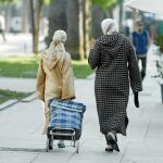 Las paquistaníes de Barcelona se ponen el velo en protesta por el veto al burka
