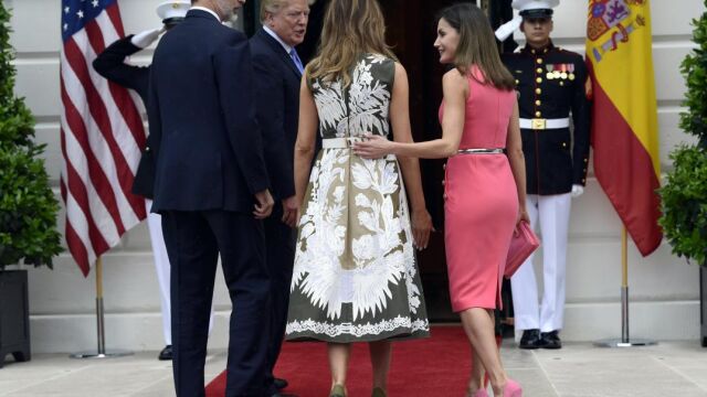 La primera dama de Estados Unidos, Melania Trump acompa&ntilde;a a la reina Letizia hacia los interiores de la Casa Blanca ante la atenta mirada del rey Felipe VI y Donald Trump / Ap