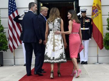 La primera dama de Estados Unidos, Melania Trump acompa&ntilde;a a la reina Letizia hacia los interiores de la Casa Blanca ante la atenta mirada del rey Felipe VI y Donald Trump / Ap