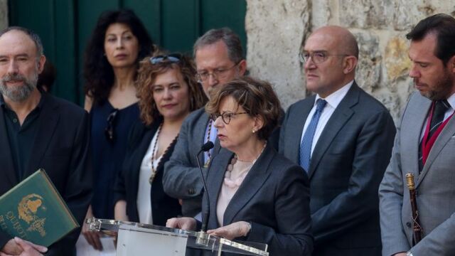 La directora del Museo, María Bolaños, durante el acto, junto al alcalde Óscar Puente; el presidente de la Diputación, Jesús Julio Carnero; el poeta Eduardo Fraile; y los tenientes de alcalde Ana Redondo y Manuel Saravia