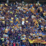 La grada repleta de banderas esteladas en la final de Berlín