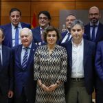 La ministra de Sanidad, María Dolors Montserrat (c), posa junto al consejero de Sanidad de Castilla y León, Antonio María Sáez (2i, segunda fila), y el resto de representantes de las comunidades autónomas durante la Conferencia de la Profesión Enfermera celebrada hoy en el Ministerio de Sanidad