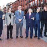 Los miembros del jurado, presidido por Luis María Anson, Fermín Herrero, Carlos Aganzo, Enrique Cornejo, Luis Alberto de Cuenca, Jesús Fonseca, junto a Enrique Cornejo y Jesús Julio Carnero, en la Plaza Mayor de Valladolid