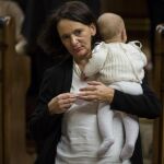 Carolina Bescansa con su Hijoen enero de este año durante la sesión constitutiva de las Cortes