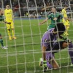 El jugador del Rapid de Viena, Stefan Schwab (atrás) celebra su tanto ante el Villarreal durante el partido de fases del grupo E de la Liga Europa entre el Rapid Viena y el Villarreal