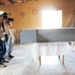 Algunos familiares velaban ayer el cuerpo del joven Isis Obed Murillo, de 19 años, en su casa de la colonia Villeda Morales de Tegucigalpa