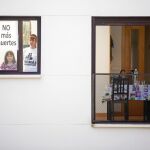 Elisa junto a su hija de nueve años en la terraza de su vivienda de protección oficial, de la que será desalojada por no pagar desde octubre de 2014