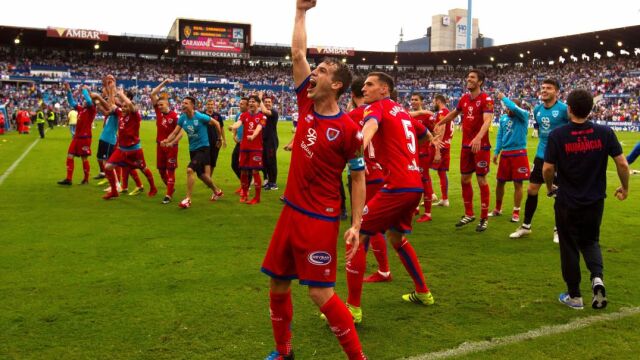 Los jugadores del Numancia celebran la victoria con su afición tras ganar al Zaragoza