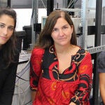 La doctora Antonia Marín-Burgin (centro), jefa del grupo de investigación de Circuitos Neuronales del Instituto de Investigación en Biomedicina de Buenos Aires (IBioBA), Mora Belén Ogando (izq.) del laboratorio de las doctoras Marín-Burgin y Pardi