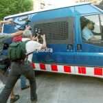 Imagen del furgón que transportó a Millet y Montull a la cárcel Modelo de Barcelona en medio de una gran expectación