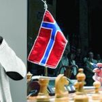 Magnus Carlsen, «vestido para matar» por la firma G-STAR y (derecha) en un torneo internacional