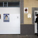 Un familiar de Yeremi Vargas a la entrada de la casa de sus abuelos