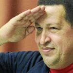 Hugo Chávez saluda durante su visita a La Habana, el pasado lunes, para celebrar una década de la alianza con el régimen castrista