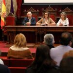 La presidenta de la Diputación de Palencia, Ángeles Armisén, presenta esta nueva guía junto a los diputados provinciales María José de la Fuente y Urbano Alonso