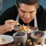 El cocinero de Punto MX culmina algunos platos con insectos, un ingrediente más del menú.