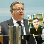 Juan Ignacio Zoido muestra una foto del terrorista Younes Abouyaaqoub en una rueda de prensa en agosto de 2017