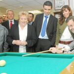 Rajoy demostró su habilidad jugando al billar ante la candidata popular
