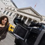 La exdiputada de UPyD Irene Lozano, ante el Congreso de los Diputados, donde hoy ha renunciado a su acta de diputada.