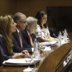 El ministro de Hacienda, Cristóbal Montoro (2i), junto a los secretarios de Estado de Administraciones Públicas, Antonio Beteta; de Presupuestos, Marta Fernández Currás (i).