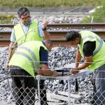 Técnicos de Adif reparan los cables de cobre y fibra óptica cortados ayer en Barcelona