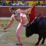 Paúl Abadía «Serranito» es cogido por el primero de su lote en Huesca / EFE