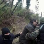 Fotograma de un vídeo facilitado por la Policía italiana que muestra el momento del arresto de dos jefes de la mafia italiana Ndrangheta