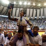 El peruano abandona a hombros la Plaza de Toros de Illumbe / EFE
