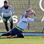 Kiko Casillas atrapa un disparo durante el entrenamiento madridista