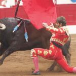 Pase de pecho rodilla en tierra de Juan José Padilla, que fue el único en «tocar pelo» ayer en Santander