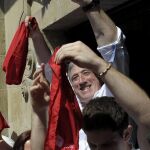 Javier Aranegui (d), miembro del Orfeón Pamplonés, y Chantal Estrade, nieta de uno de los fundadores de la peña La Veleta, que incorporó la indumentaria blanca y roja a las fiestas de San Fermín, acompañados por el alcalde de Pamplona, Joseba Asirón (c)