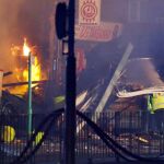 Miembros de los servicios de emergencia en el lugar de la explosión