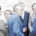 Griñán dialoga con varios consejeros de su Gobierno, entre ellos Recio, en un Pleno del Parlamento