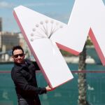 El director Juan Antonio Bayona, autor de "Lo Imposible"o "Un monstruo viene a verme", posa ante los medios antes de recibir esta noche el Premio Retrospectiva durante el XXI Festival de Cine en Español de Málaga