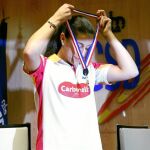 Carolina Marín colgándose el oro en la sede del CSD