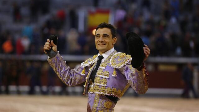 Paco Ureña paseando una oreja en Las Ventas