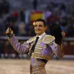 Paco Ureña paseando una oreja en Las Ventas