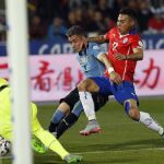 El defensa uruguayo José Giménez (2-d) dispara a la portería defendida por el chileno Claudio Bravo junto al delantero chileno Eduardo durante el partido Chile-Uruguay, de cuartos de final de la Copa América de Chile 2015
