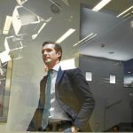 Casado dirigiéndose al atril de la sala de prensa de Génova para responder a las preguntas de los periodistas sobre la decisión de la juez en el asunto de su máster / Cipriano Pastrano