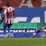 El delantero argentino del FC Barcelona, Lionel Messi (i), dispara a portería y responde con la parada el portero del Atlético de Madrid, David de Gea (d)