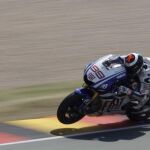 Lorenzo solventa los problemas y se pone al frente con Rossi tercero