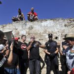 El dirigente sindical Diego Cañamero habla durante el acto, en presencia de la Policía / Foto. Ke-Imagen