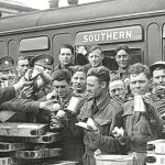 Soldados británicos recién evacuados de Dunkerque apuran un refrigerio en la estación de Addison Road, Londres, 31 de mayo de 1940