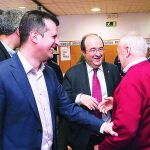 Luis Tudanca y el líder del PSOE catalán, Miguel Iceta, conversan con un militante, ayer en Valladolid