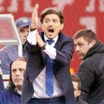 Dimitrios Giannakopoulos, en una de sus habituales protestas a los árbitros en las cercanías del banquillo griego