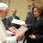 El Papa recibió al presidente del Grupo Planeta, José Manuel Lara, y a su esposa, Consuelo García Piriz, cuando se cerró el acuerdo de este periódico para distribuirlo en España con «L'Osservatore romano»