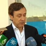 Rafael Hernando hoy habla ante los medios.