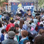 Conciertos y teatro. Se han sumado en esta edición a las presentaciones de nuevos libros y a las firmas de los autores. Centenares de personas disfrutaron ayer del concierto que se celebró en la Plaza de Pontejos