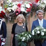 La alcaldesa de Madrid, Manuela Carmena (i), y el presidente de la Comunidad de Madrid, Ángel Garrido (d), asisten a los actos con motivo de las fiestas de la Virgen de la Paloma y participan en la ofrenda floral. / EFE/J.J. Guillén